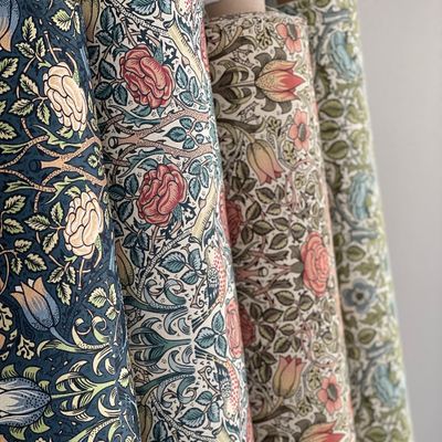 Birds and roses marin tyg