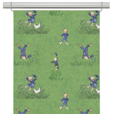 Panelgardiner med Emils glädjeskutt där Emil i Lönneberga springer och hoppar över grön äng.