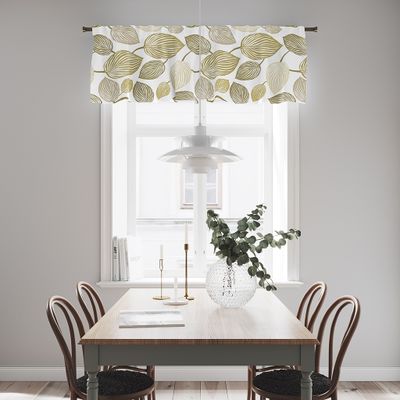 Olivgrön gardinkappa med bladmönster uppsatt i ett ljust rum ovanför fönster