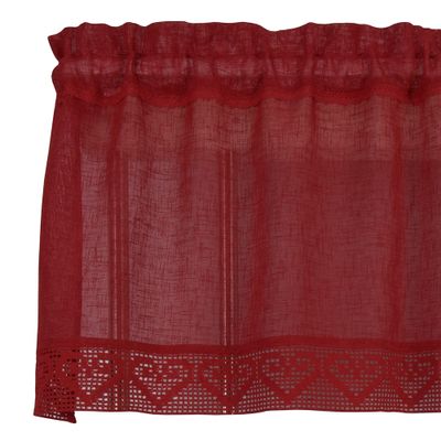 Julröd gardinkappa med hjärtmönstrad spetskant, perfekt för en traditionell och enkel julstämning.