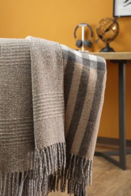 Närbild på Twin Check plädens mjuka fransar och vävda struktur