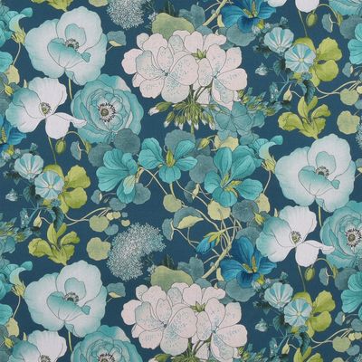 Närbild på Capucine gardintyg i blå toner med blommigt mönster mot ljus bakgrund.