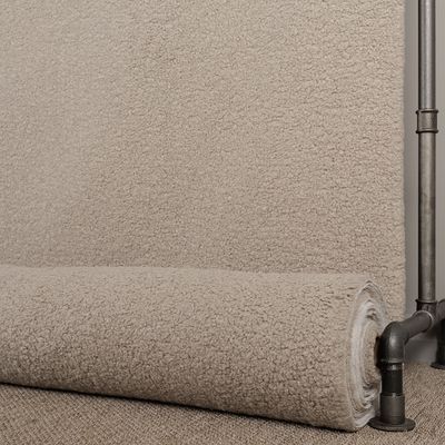 Askgrått möbeltyg med fårpäls känsla på rulle som visar struktur och tjocklek