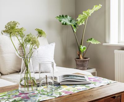 Miljövänlig och svenskdesignad bordslöpare, livligt blommig för en härlig känsla till varje måltid, med GOTS-certifikat.