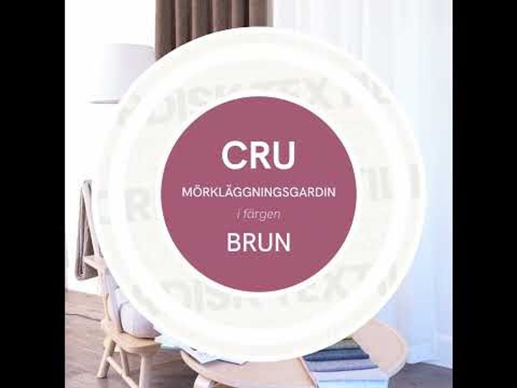 Video med panorering som visar Cru brun mörkläggningsgardin i dubbelbredd tillsammans med fåtölj, kudde, pläd, kaffekopp och tygprover på bord.