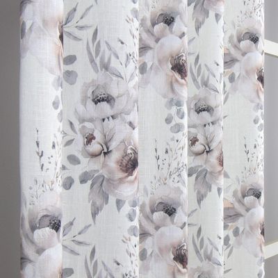 Detaljerad närbild på Florine gardinens tryck, med mjuka blomblad i akvarellstil i lugna beige och grå nyanser.