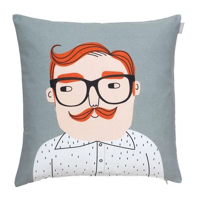Luke kuddfodral från Spira, grått, 100% OEKO-TEX® bomull, 50x50 cm med illustration av man med mustasch och glasögon.