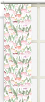 Ljuvlig rosa panelgardiner upphängda i fönster med mjukt blomstermönster