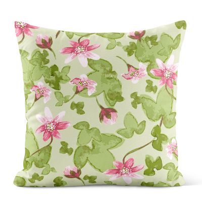 Sippa kuddfodral med rosa blomstermönster och gröna blad på ljus botten