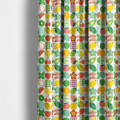 Närbild på Fruktstund multi gardiner som visar detaljer i fruktmönstret med citrus, bär och gröna blad