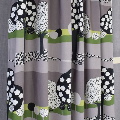 Kullar grå multibandslängder med ett grönt stort bladmönster- nordisktextil.se
