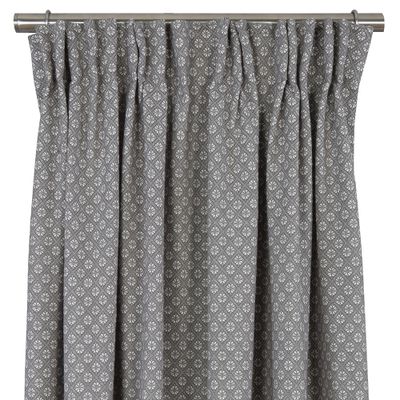 Trine grå gardiner