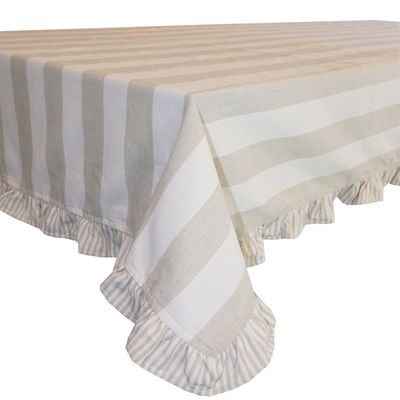 Närbild av Filippa sand duk i beigevita ränder med volangkant i randigt tyg.