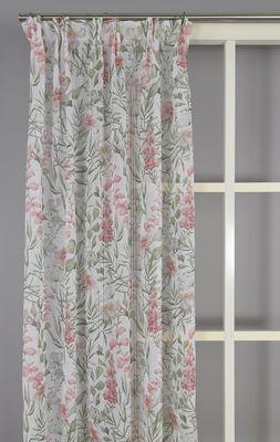Luftiga vita gardiner med ett lekfullt tryck av rosa flora, utrustade med ett multifunktionellt upphängningsband för flexibel upphängning.