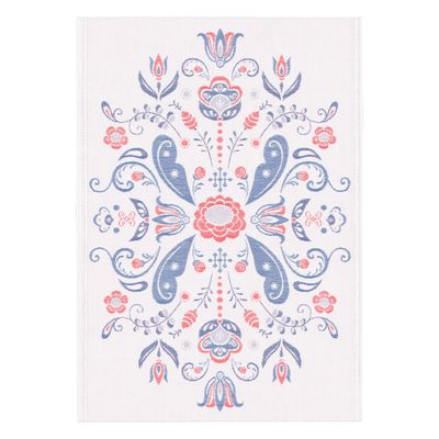 Vit handduk med symmetriskt blått och rosa folkmönster, traditionell skandinavisk design