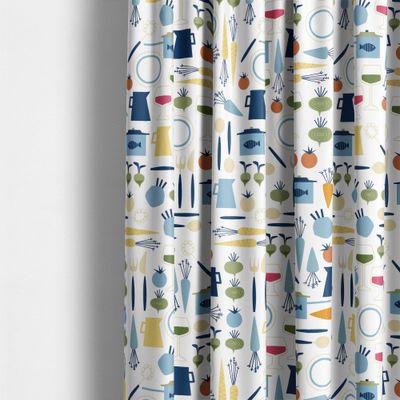 Dinner blå mönstrat tyg använt som gardin, med köksmotiv i blått och grönt som ger ett lekfullt uttryck.