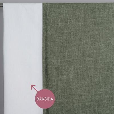 Grön mörkläggningsgardin Cru i dubbelbredd med vit baksida som blockerar ljus