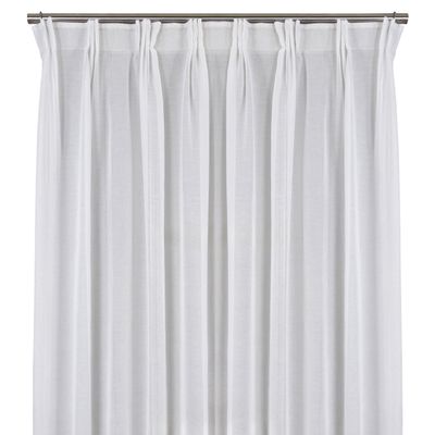 Vit hotellgardin i transparent tyg, upphängd med veckband, sedd rakt framifrån mot vit bakgrund.