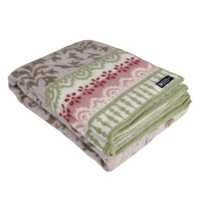 Torpet ullfilt vikt mot vit bakgrund med romantiskt mönster i grönt, rött och beige samt grön kantsöm.