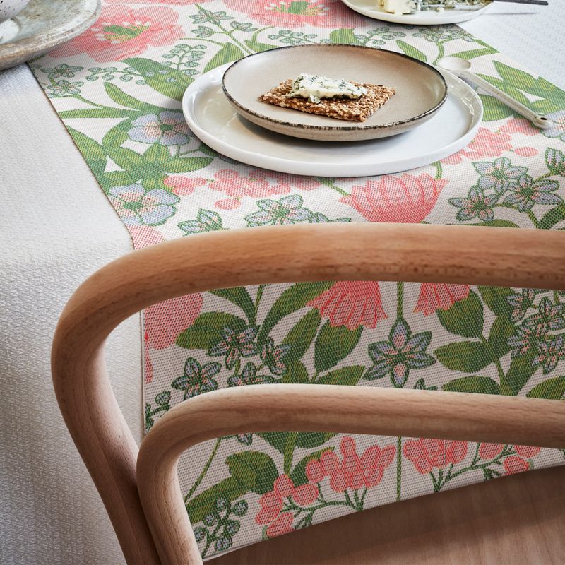Svenskdesignad 'Bettys tulpaner' bordslöpare, 35X120 cm, i ekologiskt tyg med en förtrollande tulpanblomster, uppfyller GOTS-krav.