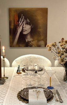 Dukat matbord med Åttebladsrose beige löpare från Ekelunds Linneväveri i klassiskt mönster