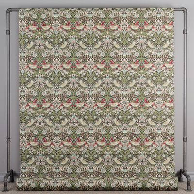 Tyg uppspänt i helbredd med detaljrikt naturmönster och fåglar