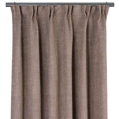 Mullvadsfärgad mörkläggningsgardin med fyllig struktur upphängd på gardinstång.