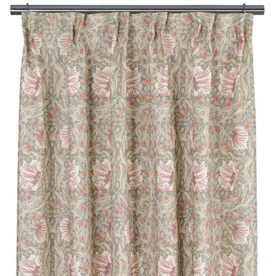 Dimmgröna gardiner med blommönster i gammelrosa och beige på gardinstång