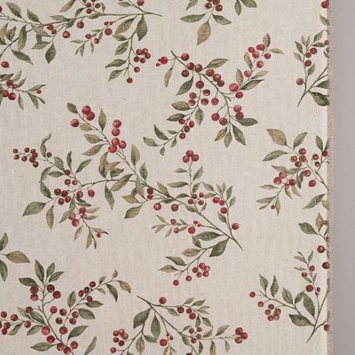 Närbild av Berra beige från Jakobsdals där de små grenarna med gröna blad och röda lingon syns fördelade över den ljusa bottenväven.