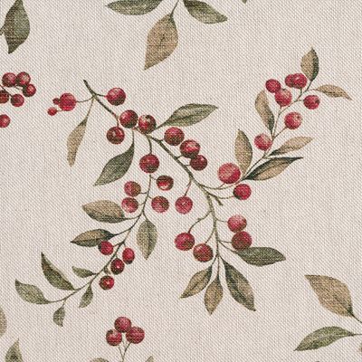Detaljbild av ett lingonris på Berra beige med röda lingon, smala gröna blad och tydligt synlig vävstruktur i den beige bakgrunden.