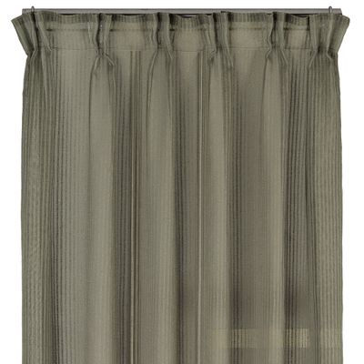 Grön gardin Brooke från Jakobsdals med en tunn, lätt transparent väv och diskret randig struktur, upphängd med multiband.