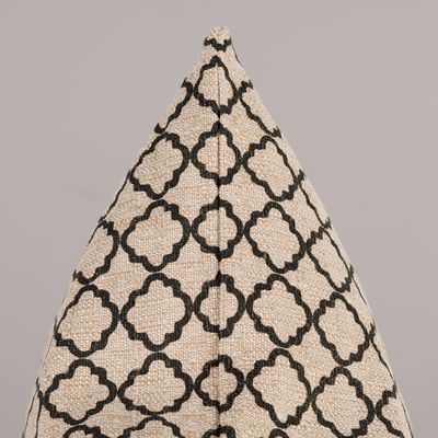 Detaljbild av Nuit beige kuddfodral som visar den kraftiga vävstrukturen och det svarta Marrakech-inspirerade mönstret.