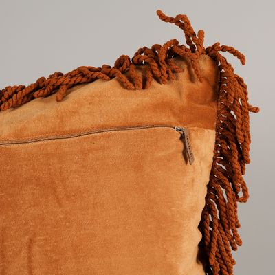 Detaljbild av Frill orange kuddfodral i bomullssammet med dragkedja och dekorativ tvinnad frans.