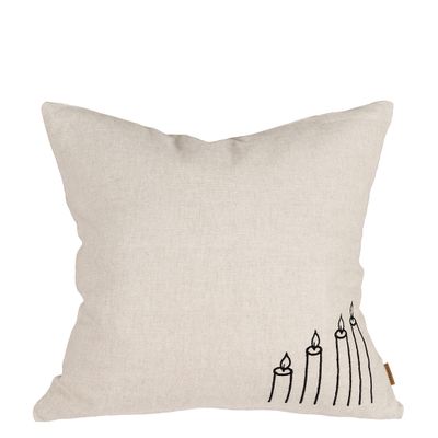 Glow beige kuddfodral 50x50 cm från Jakobsdals med svart broderat motiv av fyra tända ljus.