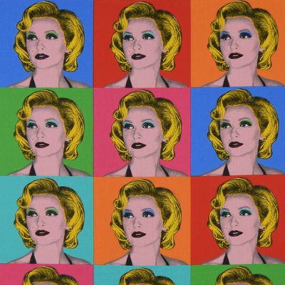 Pop art-inspirerat tyg med upprepande mönster av kvinnans ansikte i färgstarka toner, lämpat för kreativa inredningsprojekt och gardiner.