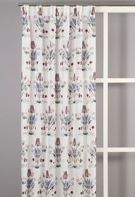 Vendela gardin upphängd i ett ljust rum, visar gardinens fall och det romantiska, botaniska mönstret