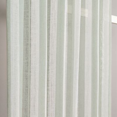 Detaljbild på det skira tyget i Disa gardinen, som visar de ljusgröna och vita vertikala blockränderna.