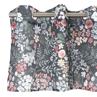 Närbild av gardinkappan Ida i svartgrönt med blommigt motiv i rosa, vitt och grönt, upphängd med öljetter på stång.