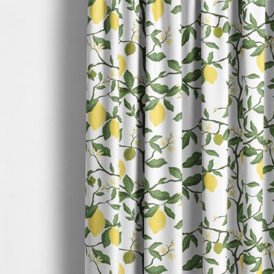 Närbild på Citronträd gul gardiner som visar citroner, blad och blommor i mönstret