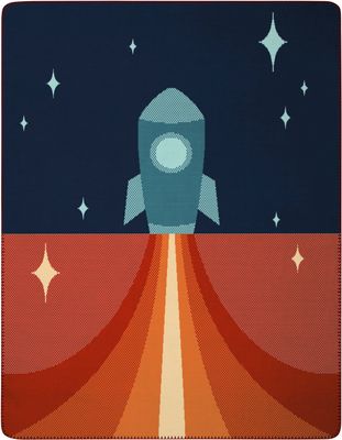 Barnfilt Little Rocket med raket som lyfter mot stjärnhimlen i mörkblå och varma toner