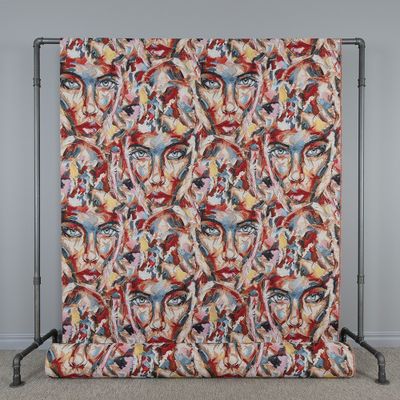 Muse möbeltyg, abstrakt ansiktsmönster i färgglada toner, tillverkat av en blandning av polyester och bomull, slitstarkt