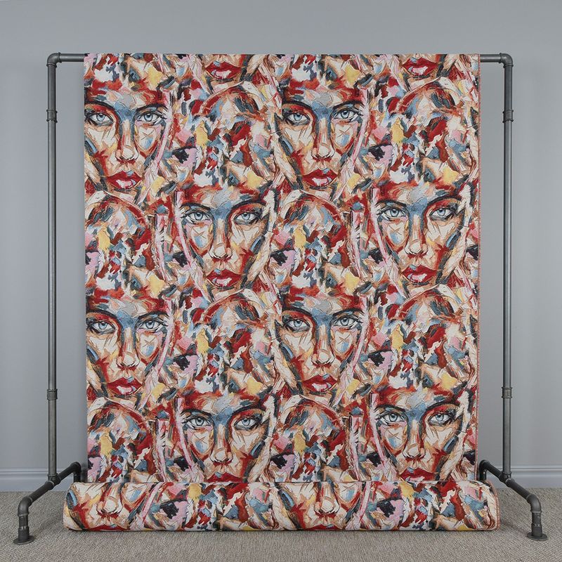 Muse möbeltyg, abstrakt ansiktsmönster i färgglada toner, tillverkat av en blandning av polyester och bomull, slitstarkt