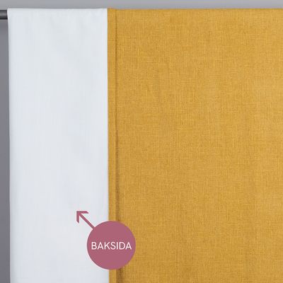 Baksida av ockragul mörkläggningsgardin Cru med vit beläggning för effektiv ljusblockering