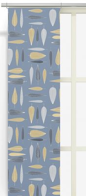 Panelgardin i blått med bladmönster upphängd framför fönster