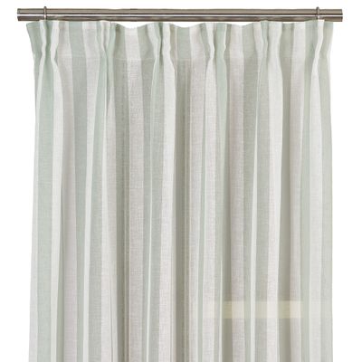 Närbild av Disa gardin med ljusgröna och vita blockränder i skir kvalitet, hängande på gardinstång.