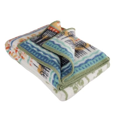 Närbild av Kustland ullfilt som visar dekorativa bårder och grön kantsöm i mjuk lammull.