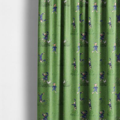 Gardin i Emils Glädjeskutt grön tyg med Emil i Lönneberga-motiv i barnrumsmiljö