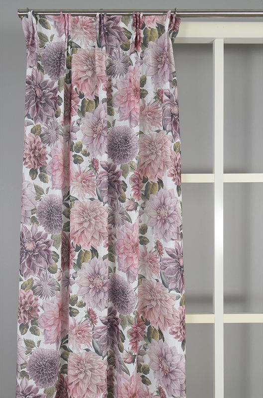 Stilrena gardiner med rosa blomstermönster, osydda med en snygg overlocksöm längs den nedre kanten.