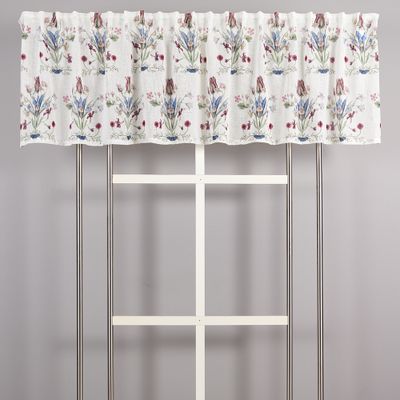 Vendela offwhite gardinkappa upphängd i ett ljust rum, med blommönster i klassiskt symmetrisk upprepning