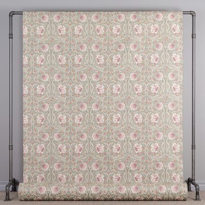 Tyg uppspänt i helbredd med klassiskt blommönster i dimmgrön färg